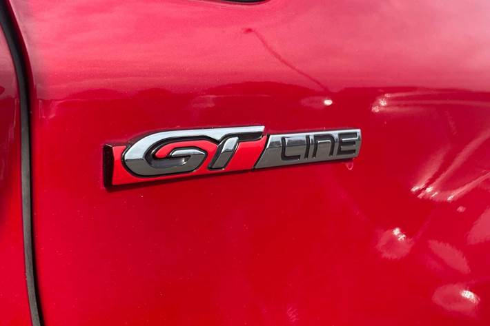 Rød Peugeot 2008 fra 2019 set udefra