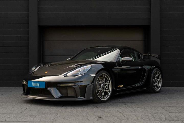 Sort Porsche 718 Cayman GT4 RS fra 2023
