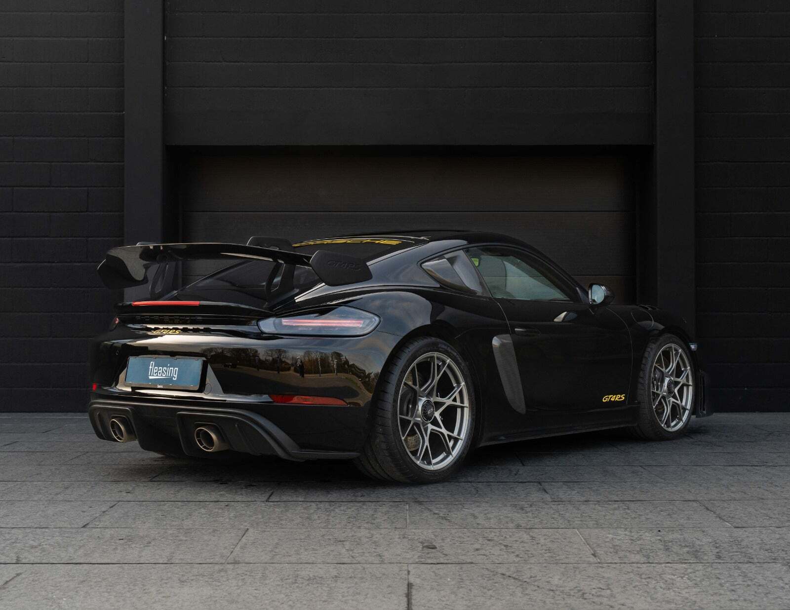 Sort Porsche 718 Cayman GT4 RS fra 2023