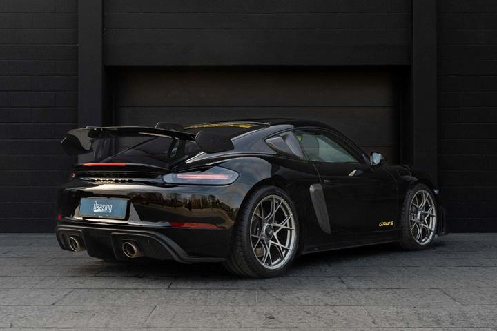 Sort Porsche 718 Cayman GT4 RS fra 2023