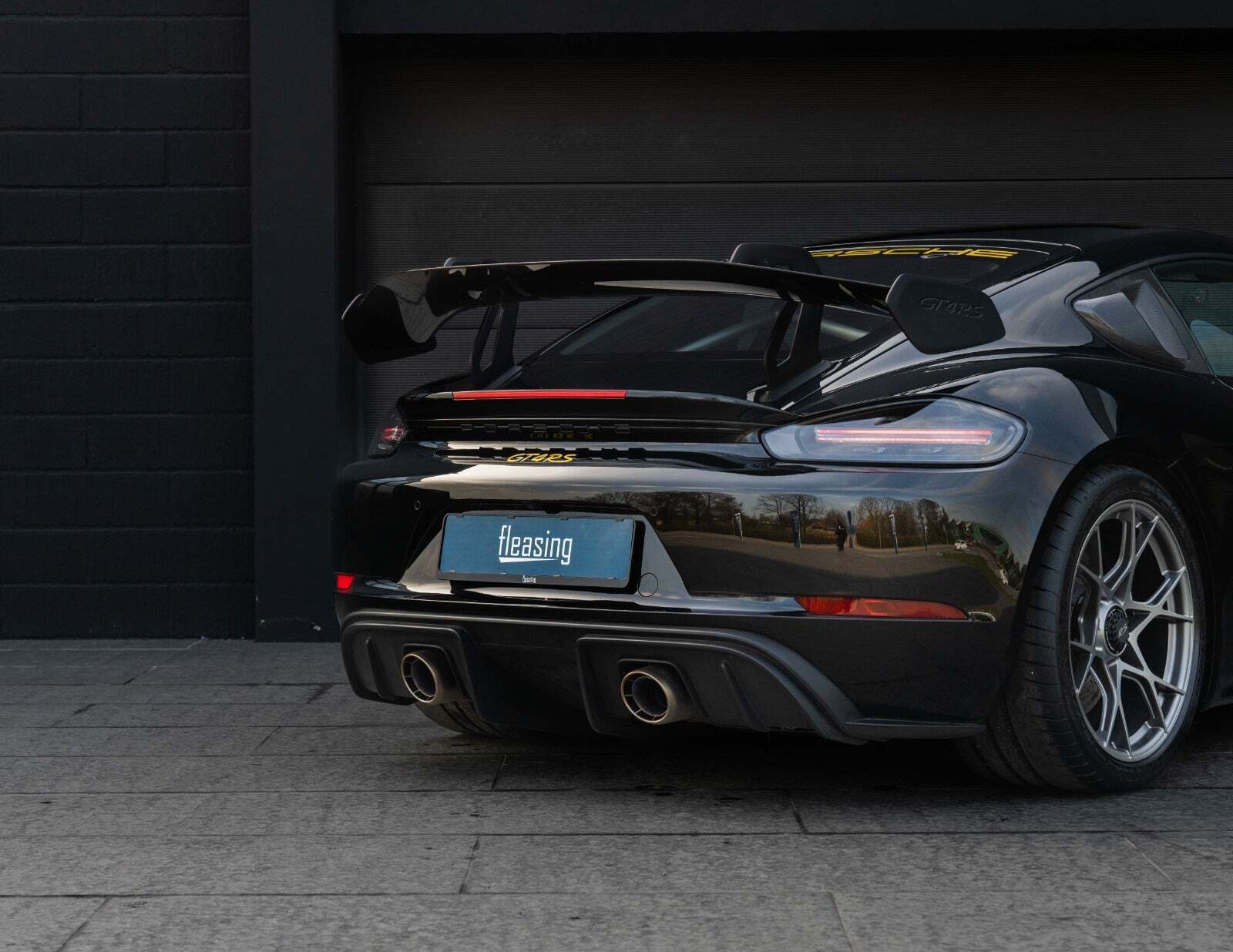 Sort Porsche 718 Cayman GT4 RS fra 2023