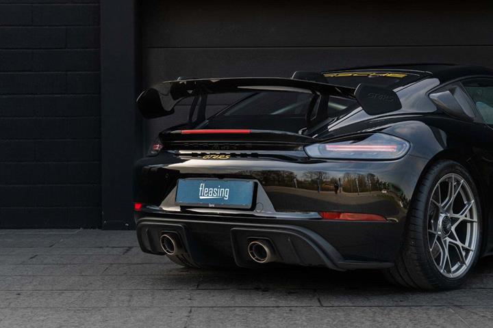 Sort Porsche 718 Cayman GT4 RS fra 2023