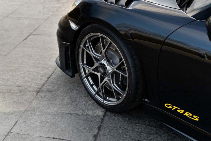 Sort Porsche 718 Cayman GT4 RS fra 2023