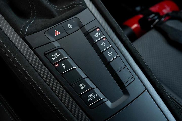 Sort Porsche 718 Cayman GT4 RS fra 2023