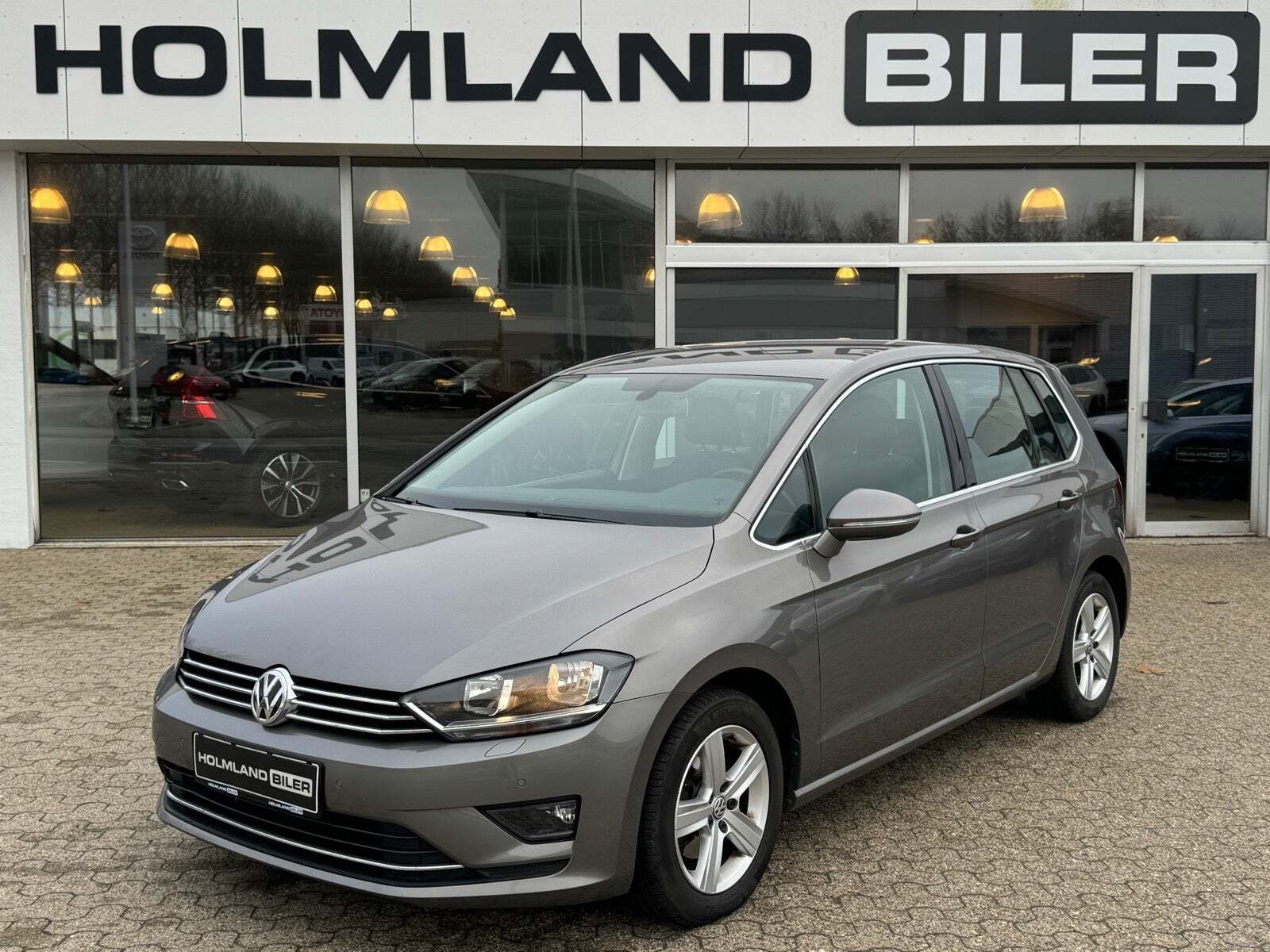 Grå VW Golf Sportsvan fra 2015 set udefra