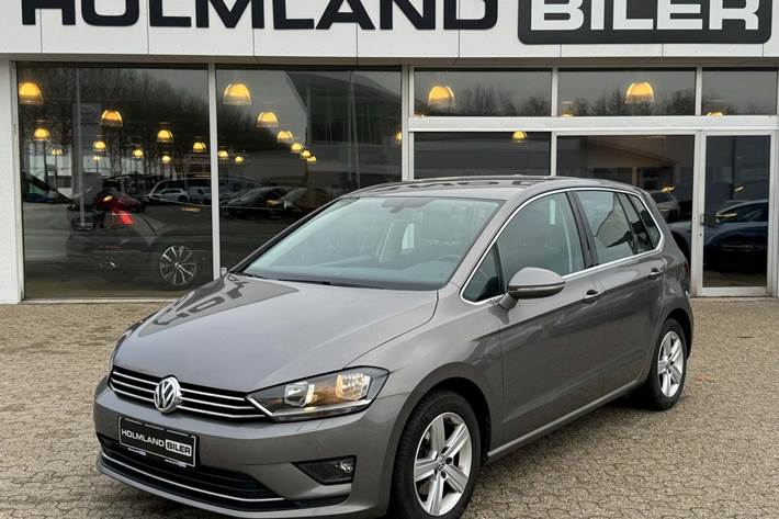 Grå VW Golf Sportsvan fra 2015 set udefra