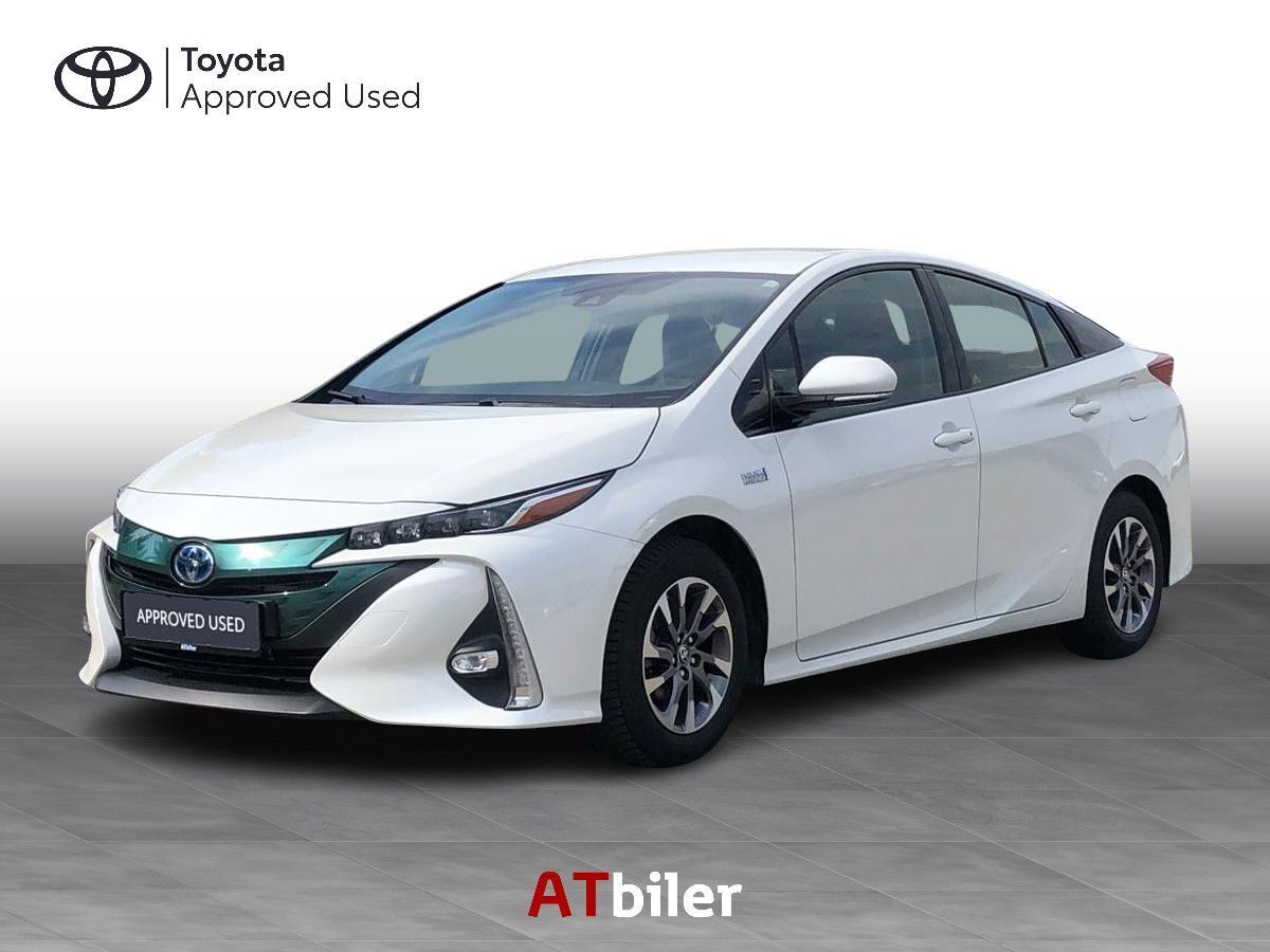 Hvid Toyota Prius Plug-in fra 2019 set udefra