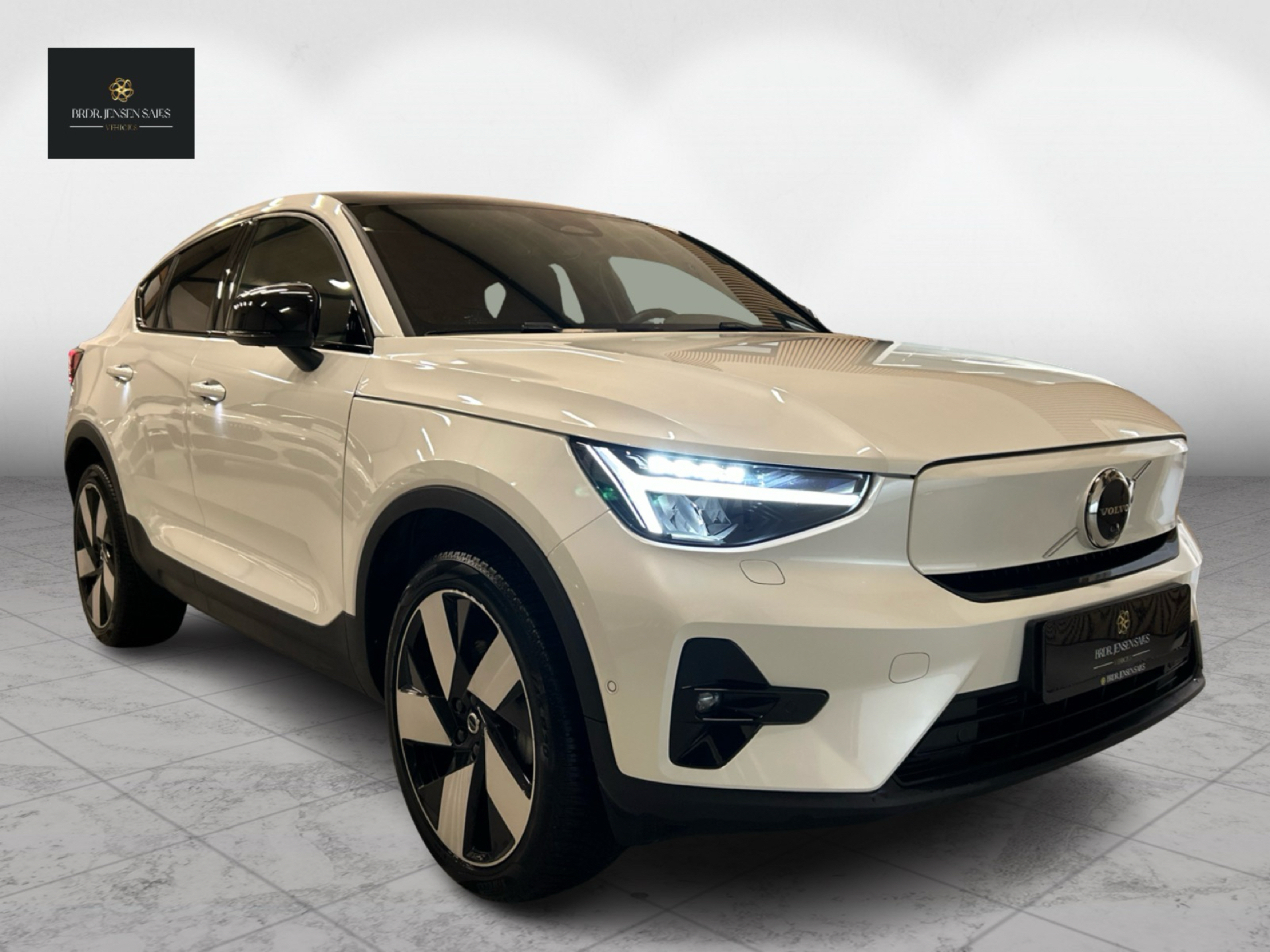 Hvid Volvo C40 fra 2023 set udefra