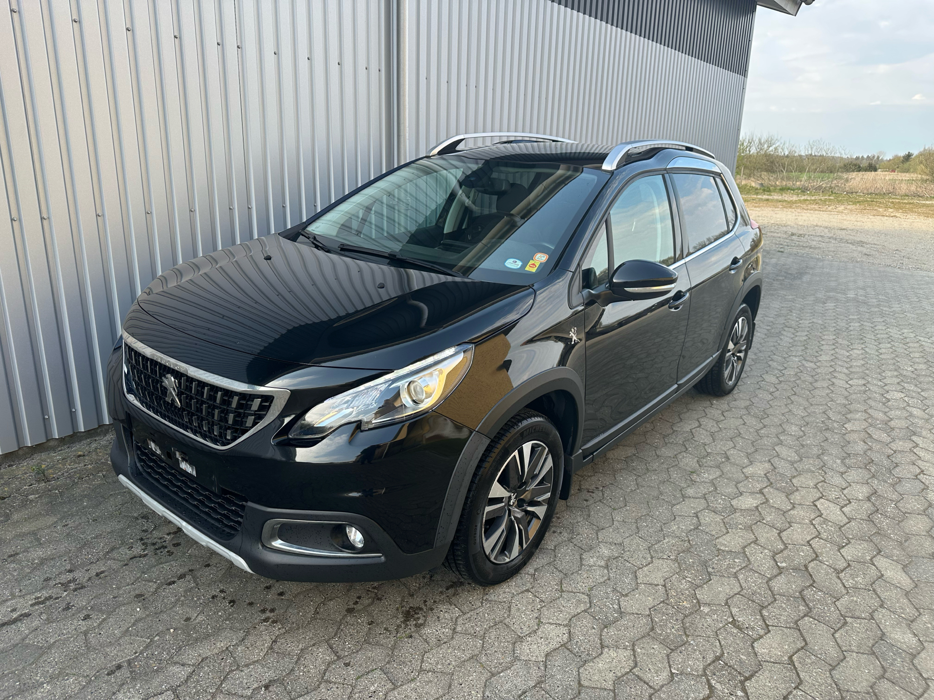 Sort Peugeot 2008 fra 2019 set udefra