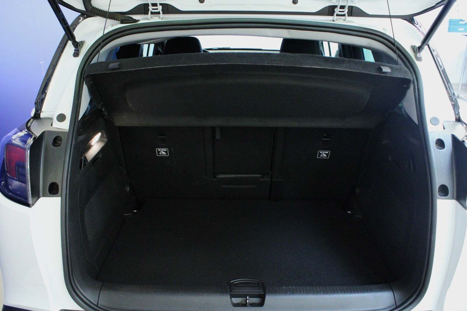 Hvid Opel Crossland fra 2024 set indefra