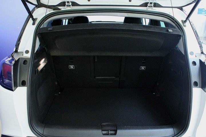 Hvid Opel Crossland fra 2024 set indefra