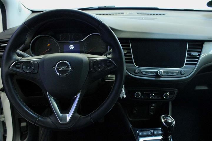 Hvid Opel Crossland fra 2024 set indefra