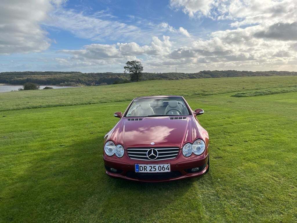 Rød Mercedes SL500 fra 2002