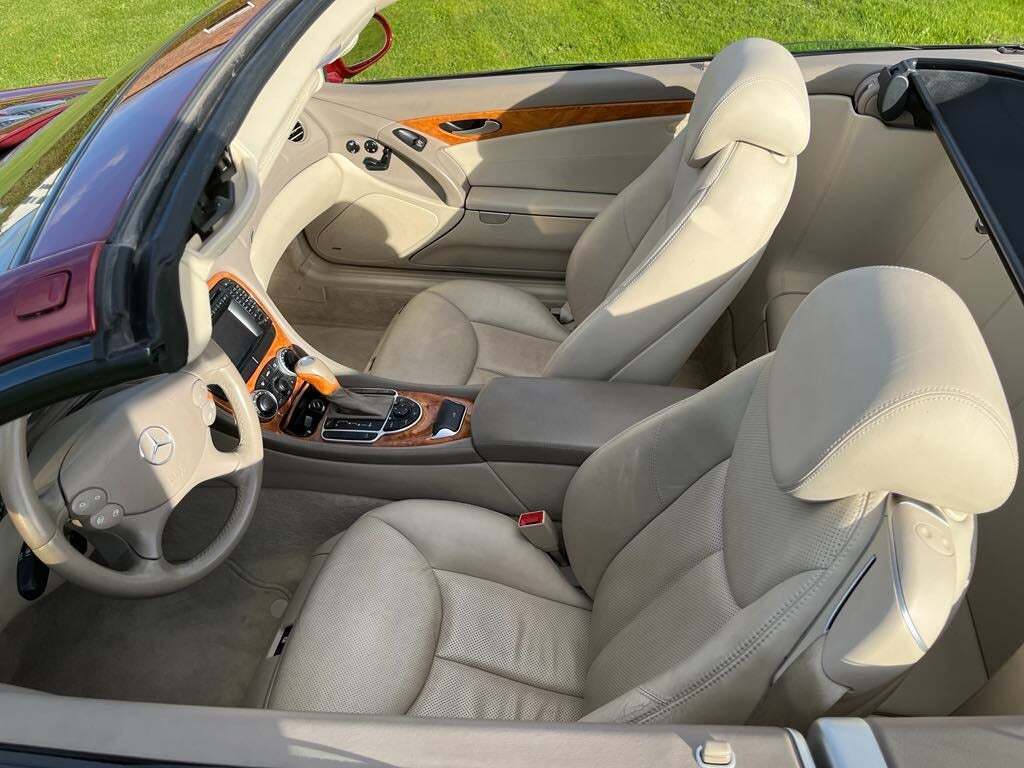 Rød Mercedes SL500 fra 2002