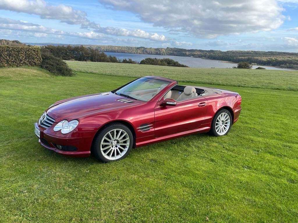 Rød Mercedes SL500 fra 2002