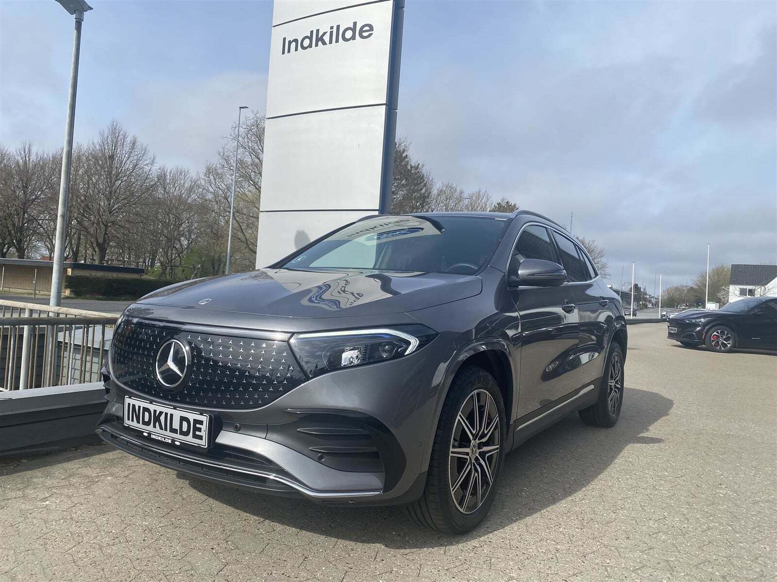 Grå Mercedes EQA250+ fra 2024