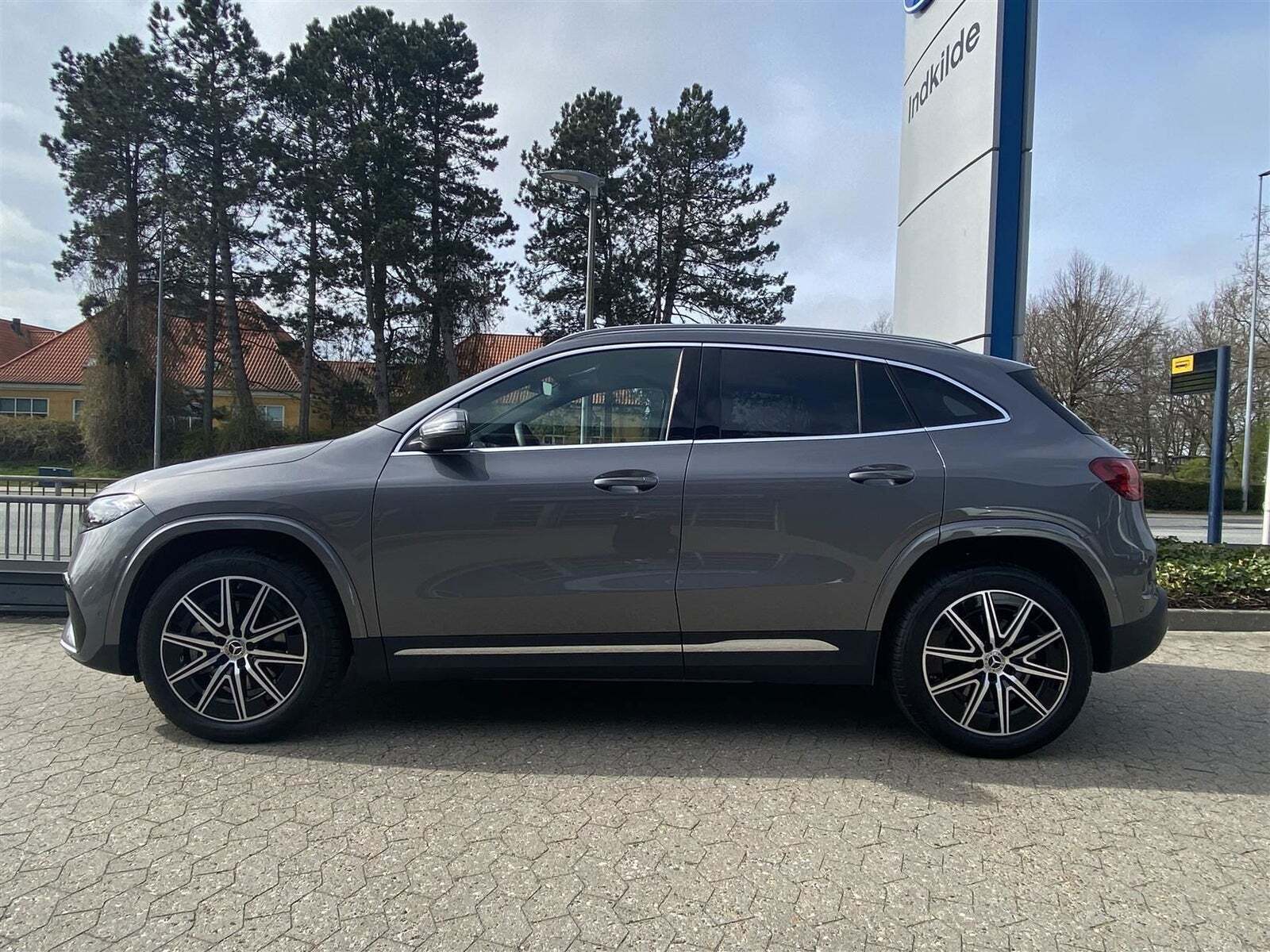 Grå Mercedes EQA250+ fra 2024