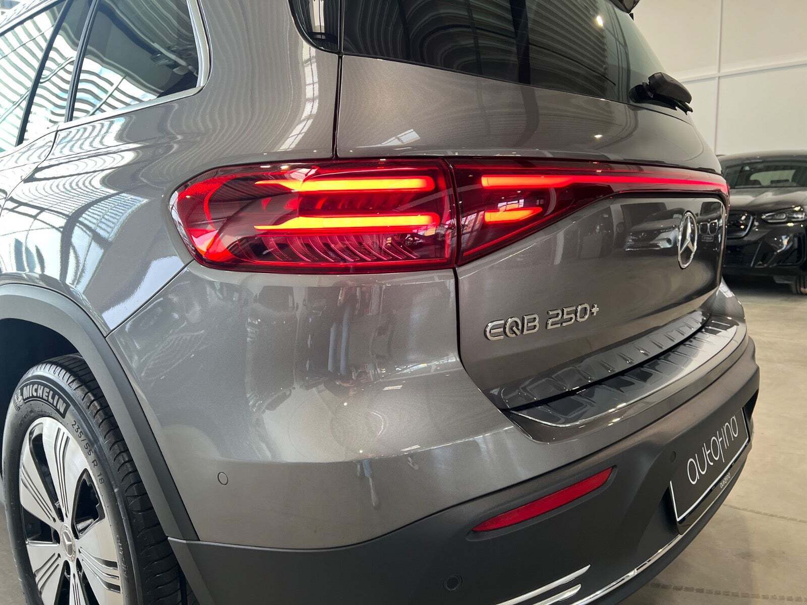 Grå Mercedes EQB250+ fra 2024