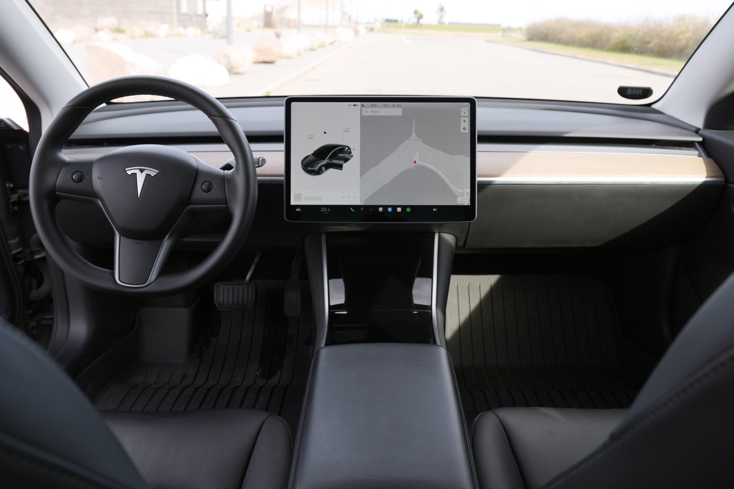 Grå Tesla Model 3 fra 2020