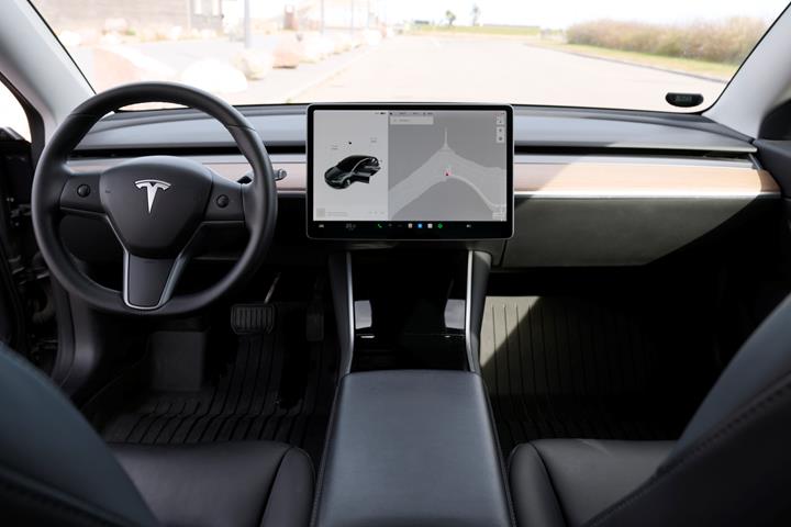 Grå Tesla Model 3 fra 2020