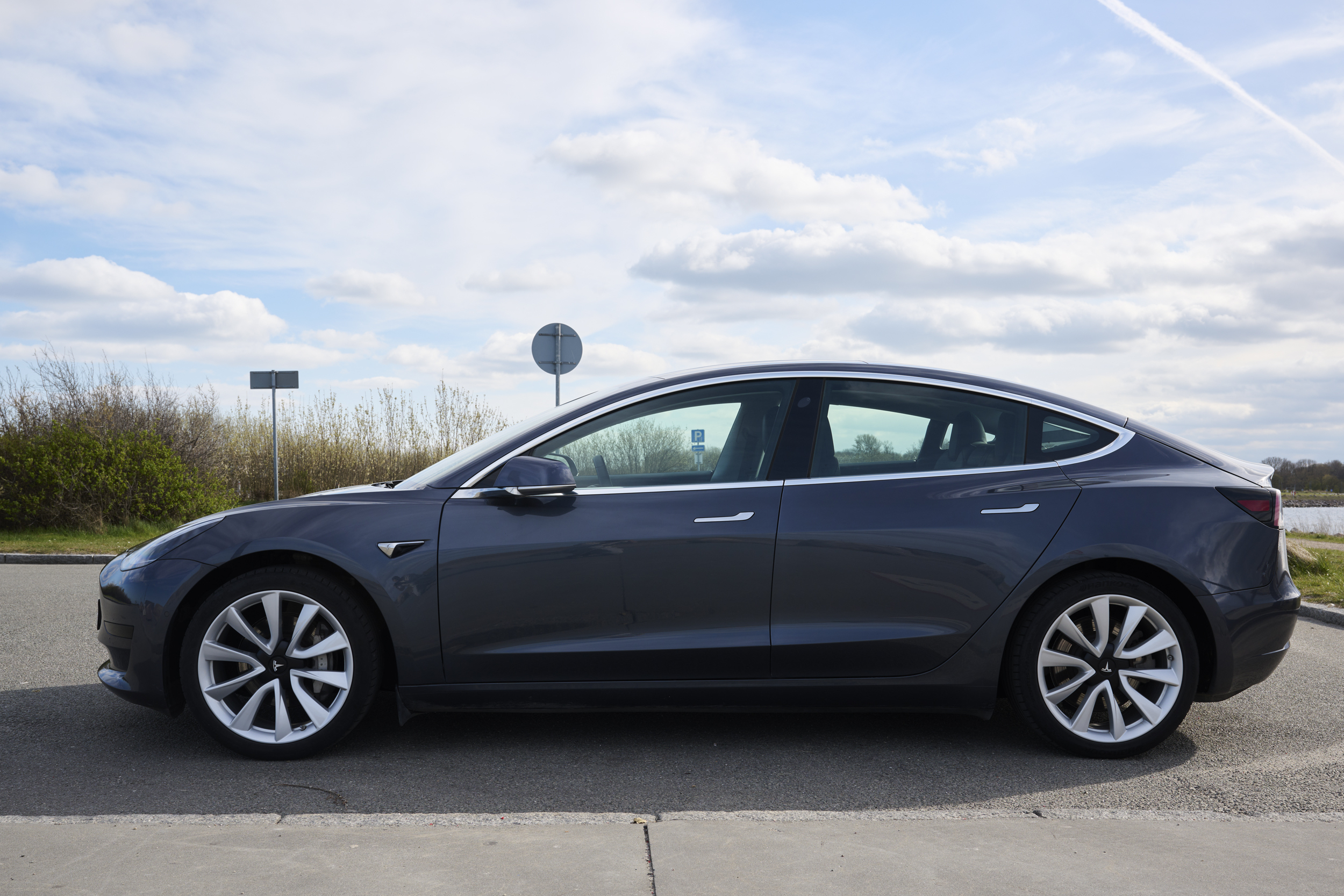 Grå Tesla Model 3 fra 2020