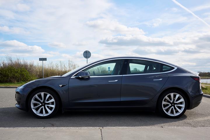 Grå Tesla Model 3 fra 2020