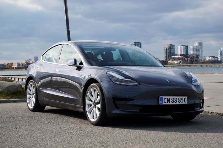 Grå Tesla Model 3 fra 2020