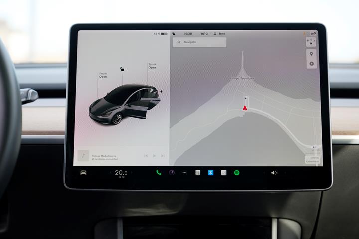 Grå Tesla Model 3 fra 2020