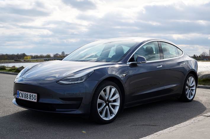 Grå Tesla Model 3 fra 2020