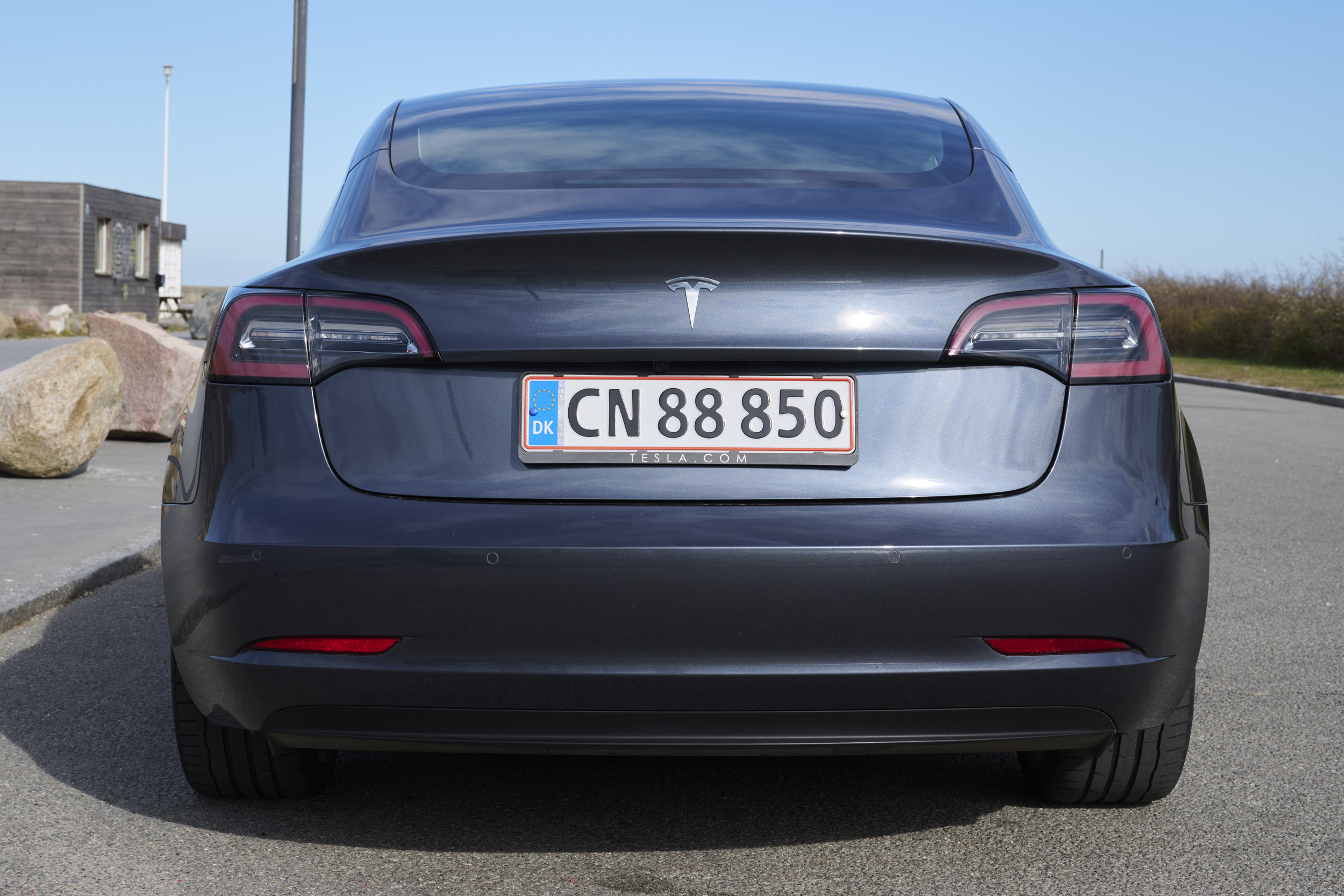 Grå Tesla Model 3 fra 2020