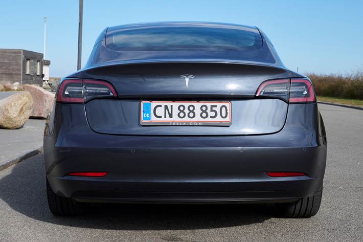 Grå Tesla Model 3 fra 2020