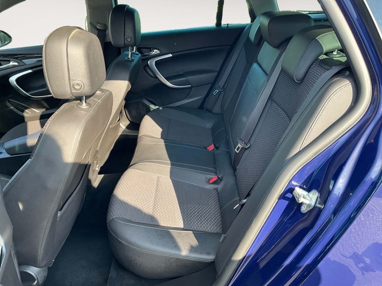 Blå Opel Insignia fra 2014