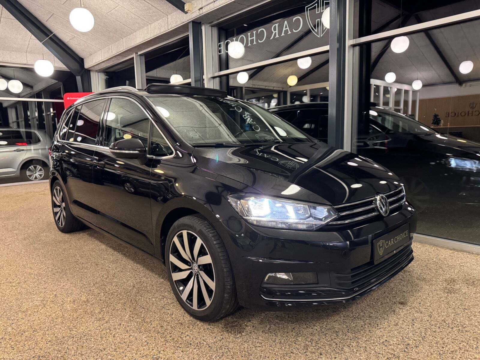 Sort VW Touran fra 2020 set udefra