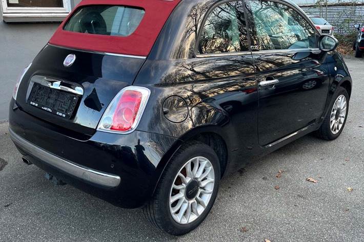 Rød Fiat 500C fra 2010