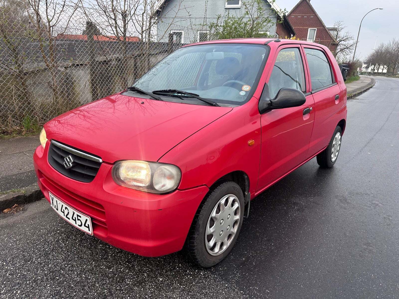 Grøn Suzuki Alto fra 2005 set udefra