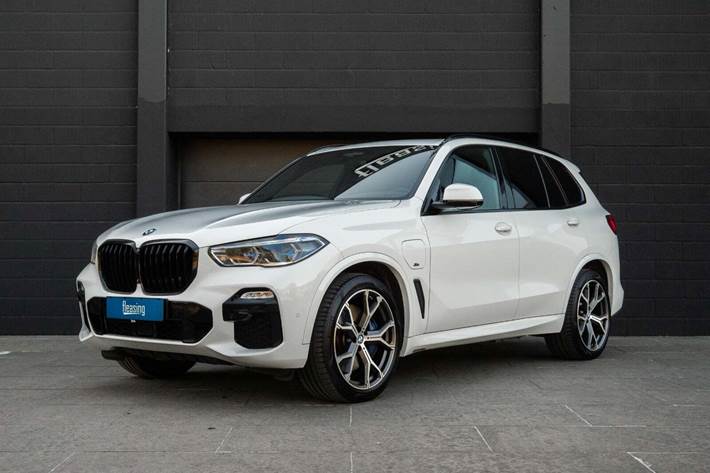 Hvid BMW X5 fra 2019 set udefra