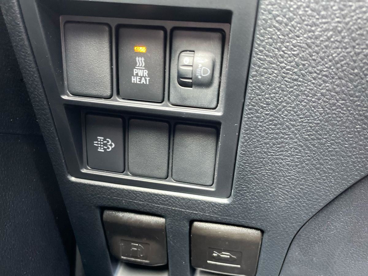 Sort Toyota HiLux fra 2025 set indefra