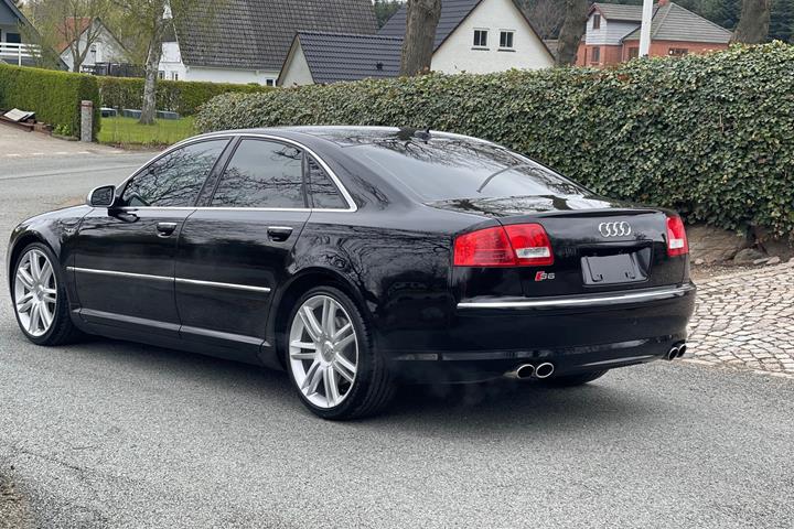 Sort Audi S8 fra 2007