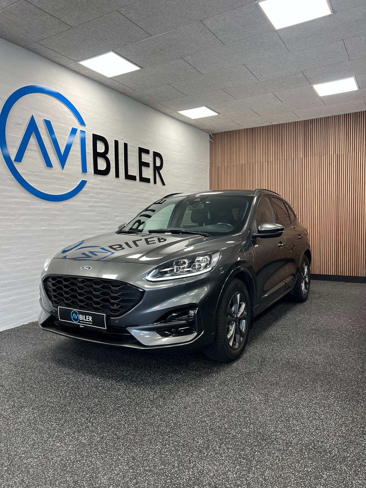 Grå Ford Kuga fra 2020 set udefra