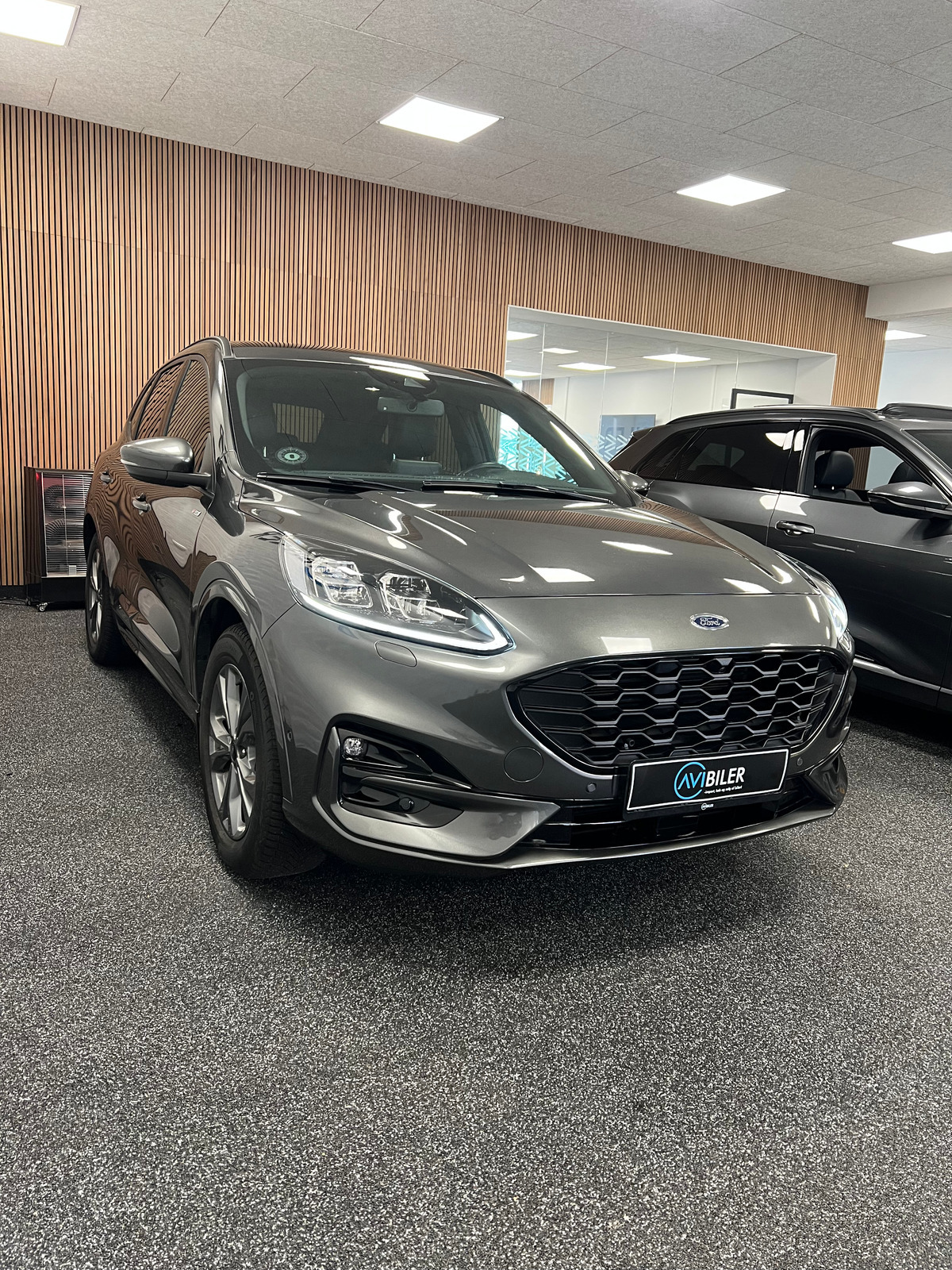 Grå Ford Kuga fra 2020