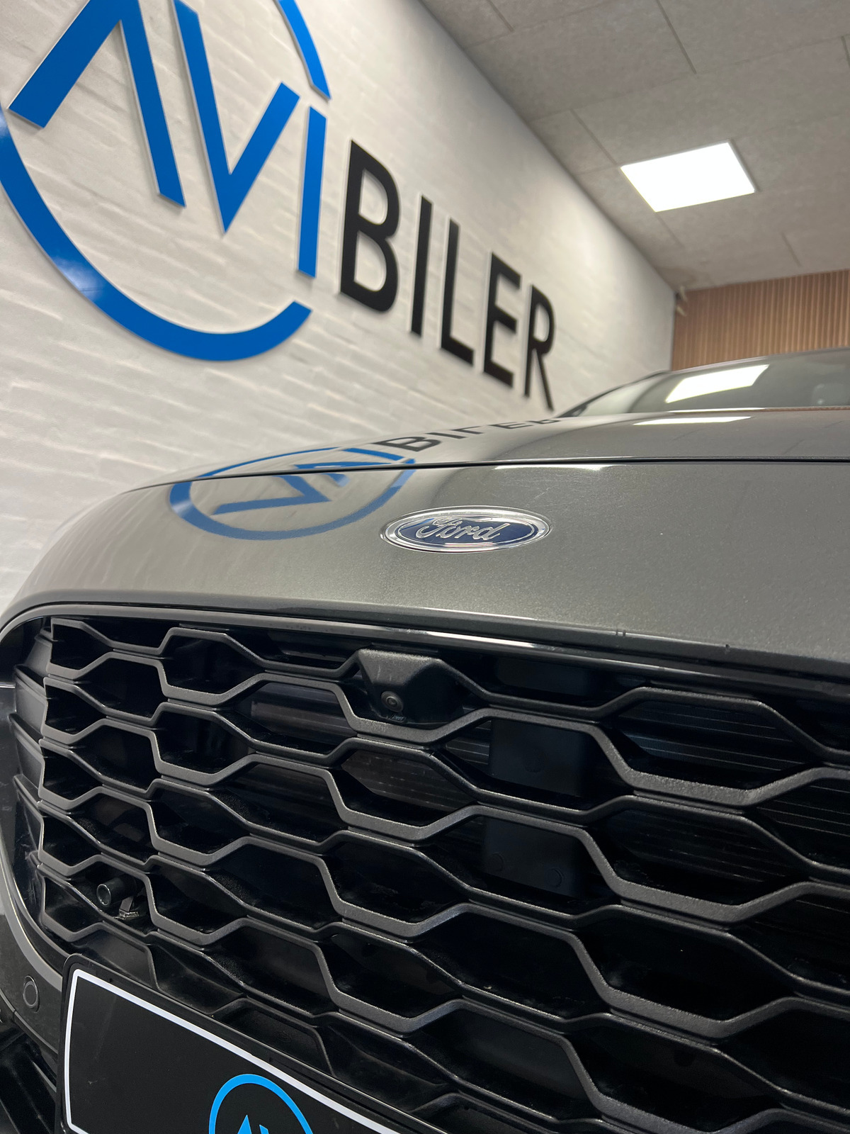 Grå Ford Kuga fra 2020