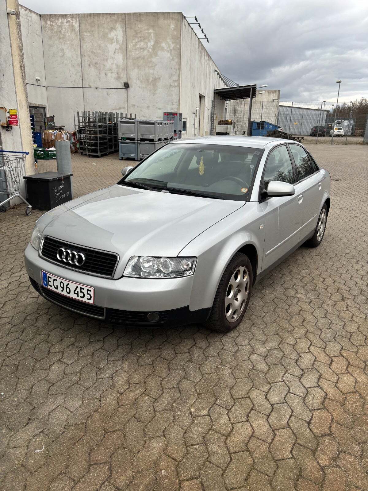 Sølv Audi A4 fra 2001 set udefra