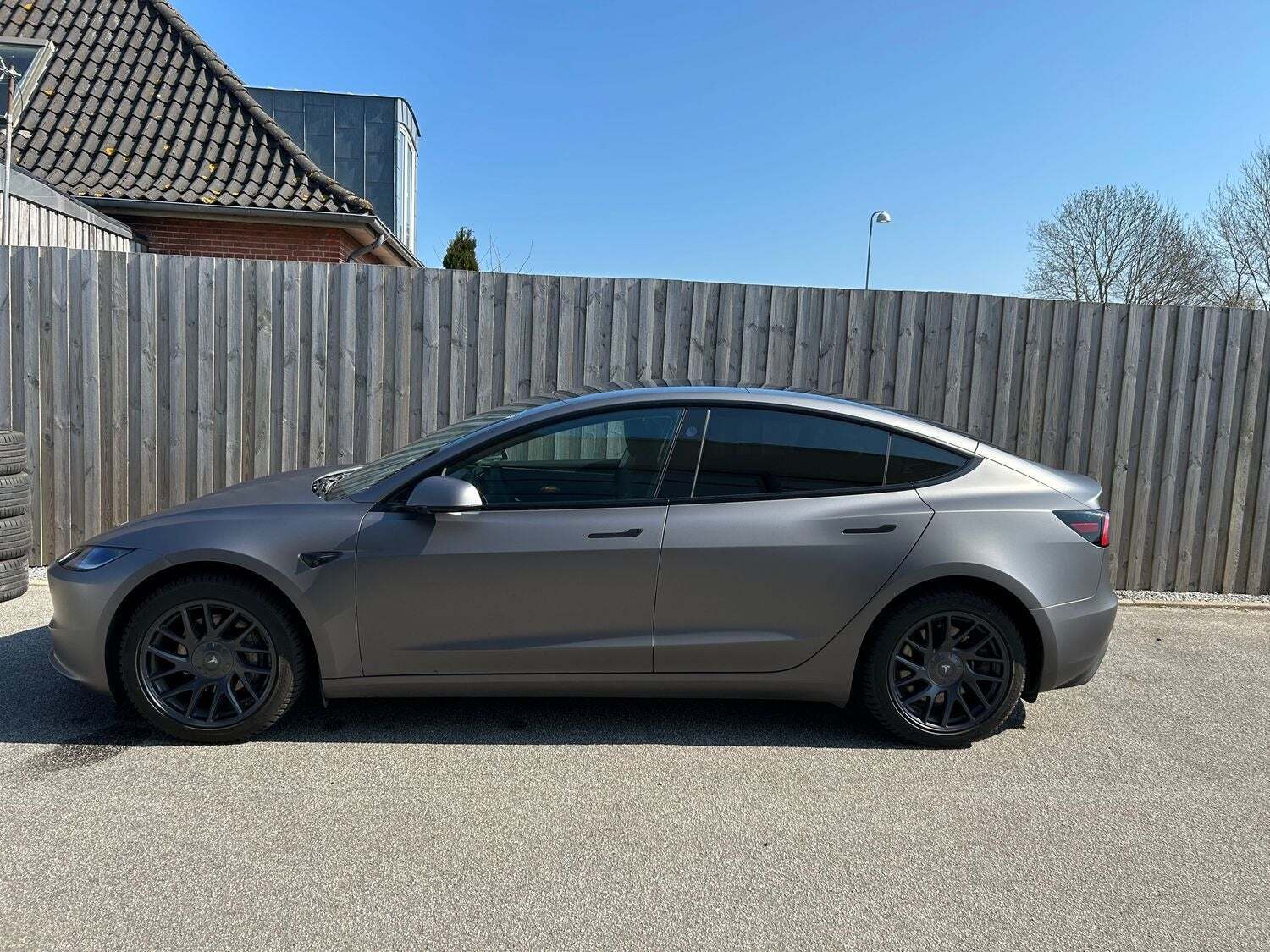 Grå Tesla Model 3 fra 2024