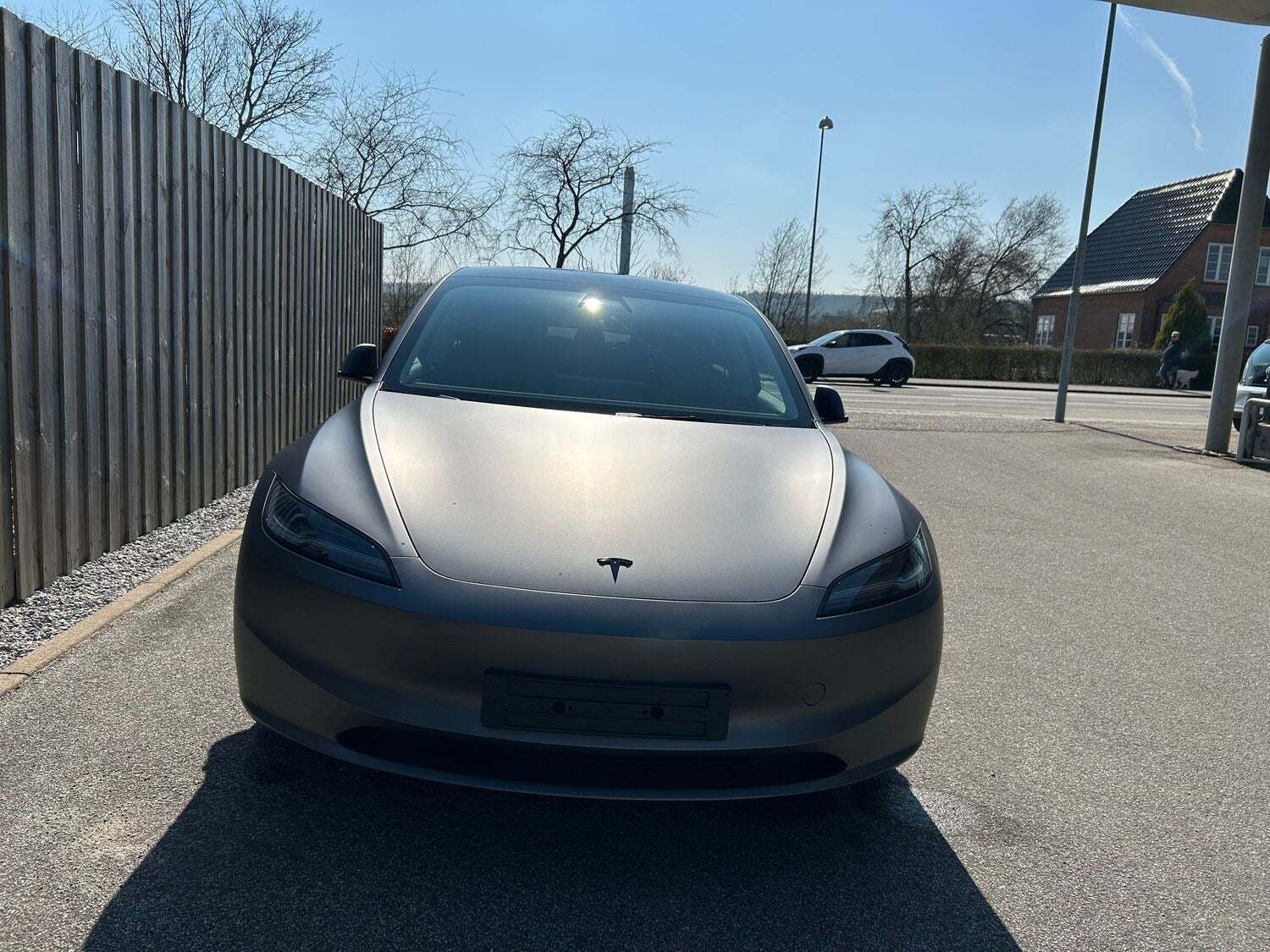 Grå Tesla Model 3 fra 2024