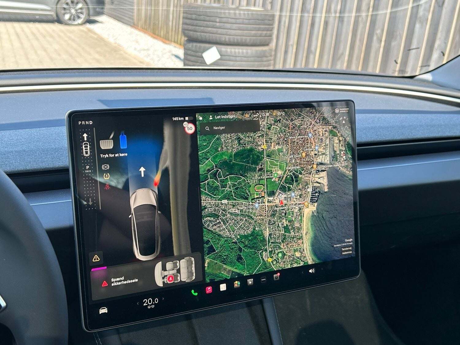 Grå Tesla Model 3 fra 2024