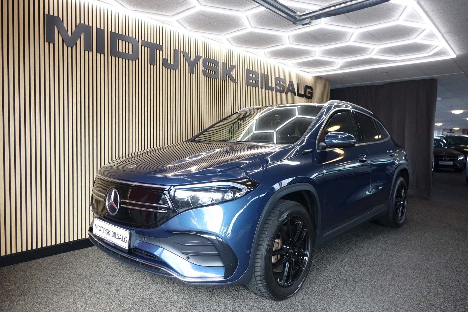 Blå Mercedes EQA250 fra 2021 set udefra