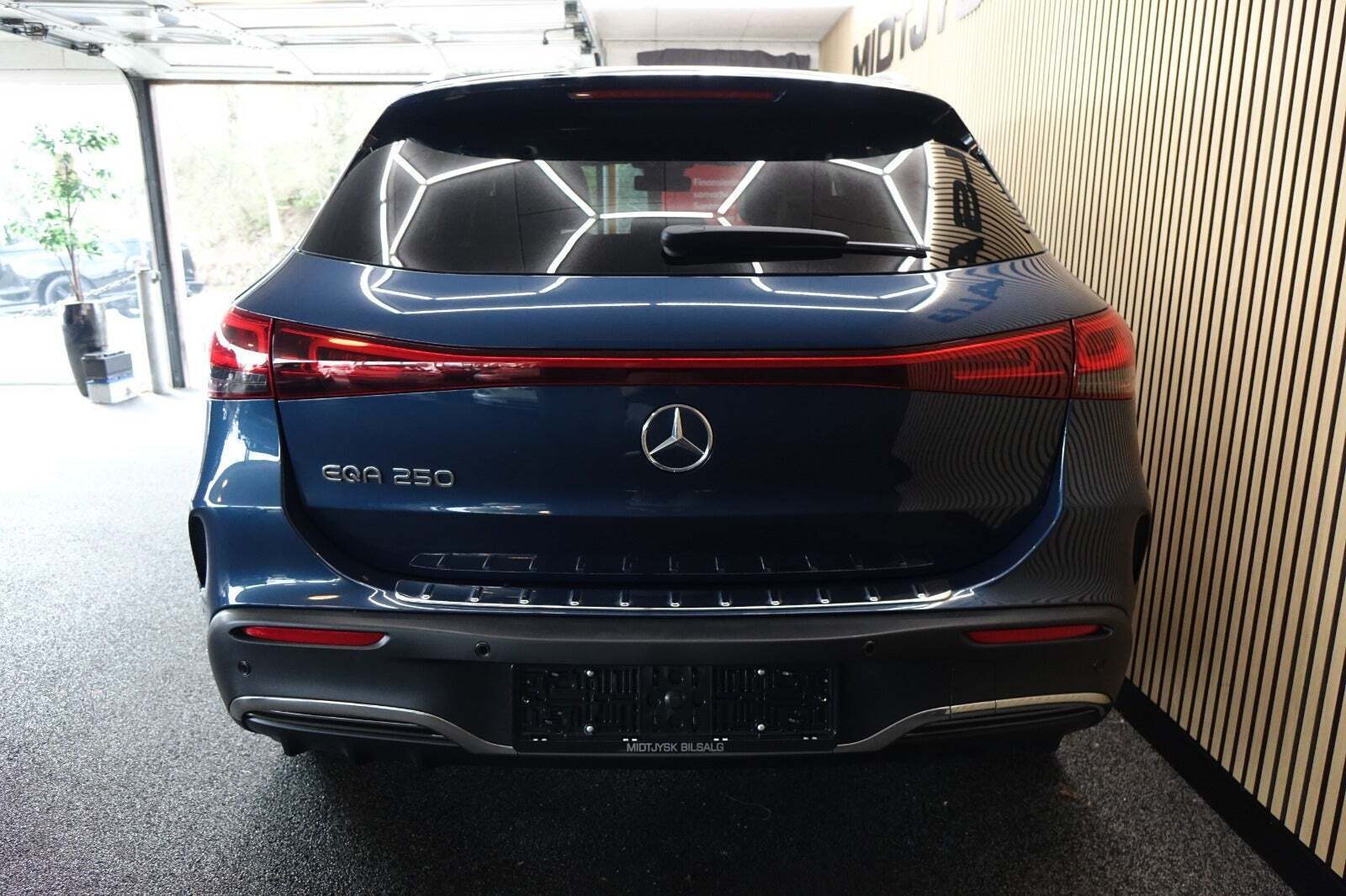 Blå Mercedes EQA250 fra 2021