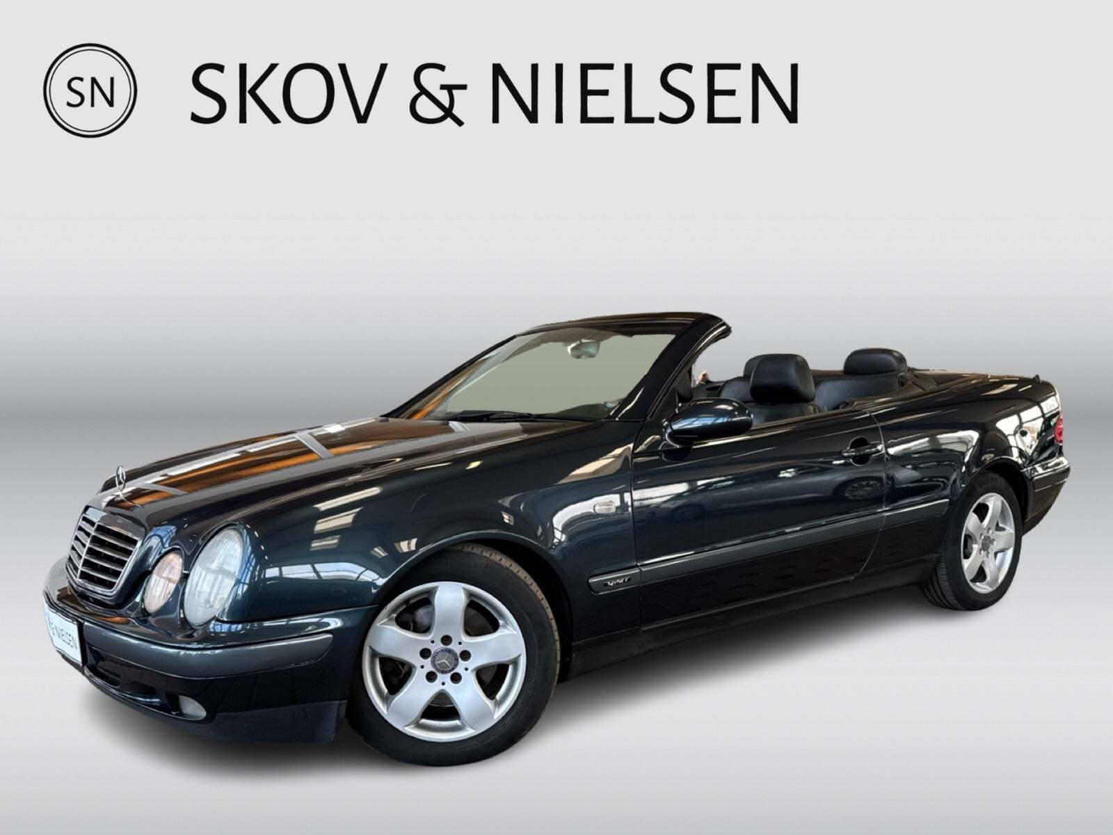 Sort Mercedes CLK230 fra 1999 set udefra