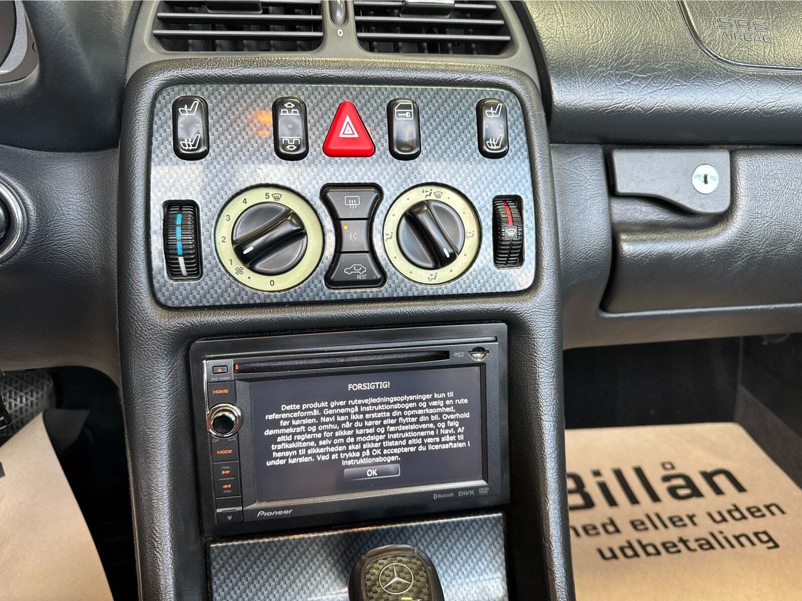 Sort Mercedes CLK230 fra 1999 set indefra