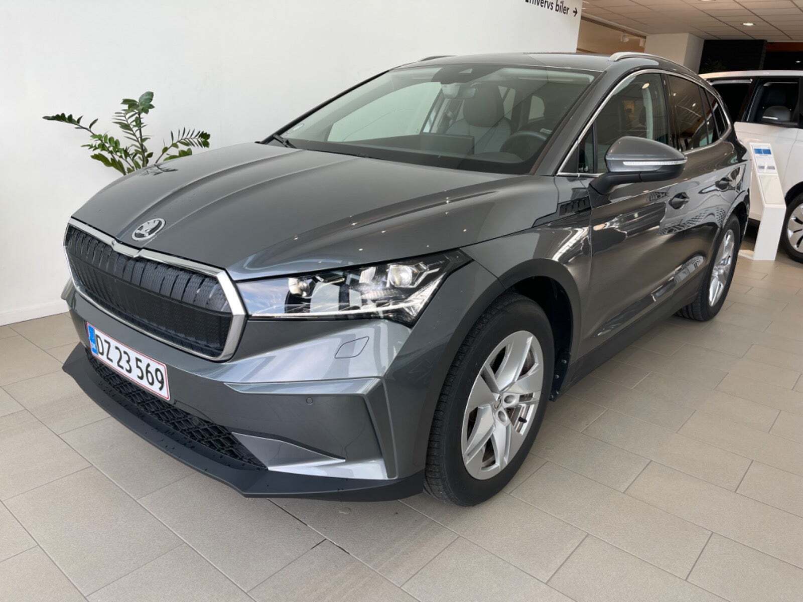Grå Skoda Enyaq fra 2024 set udefra